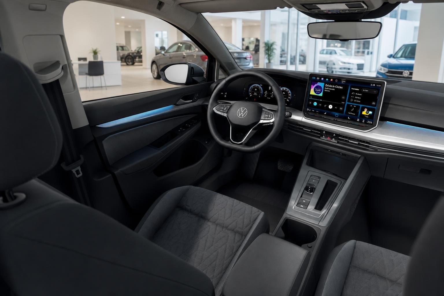 VW Innenraum mit Cockpit, Lenkrad und digitalem Infotainment-Display