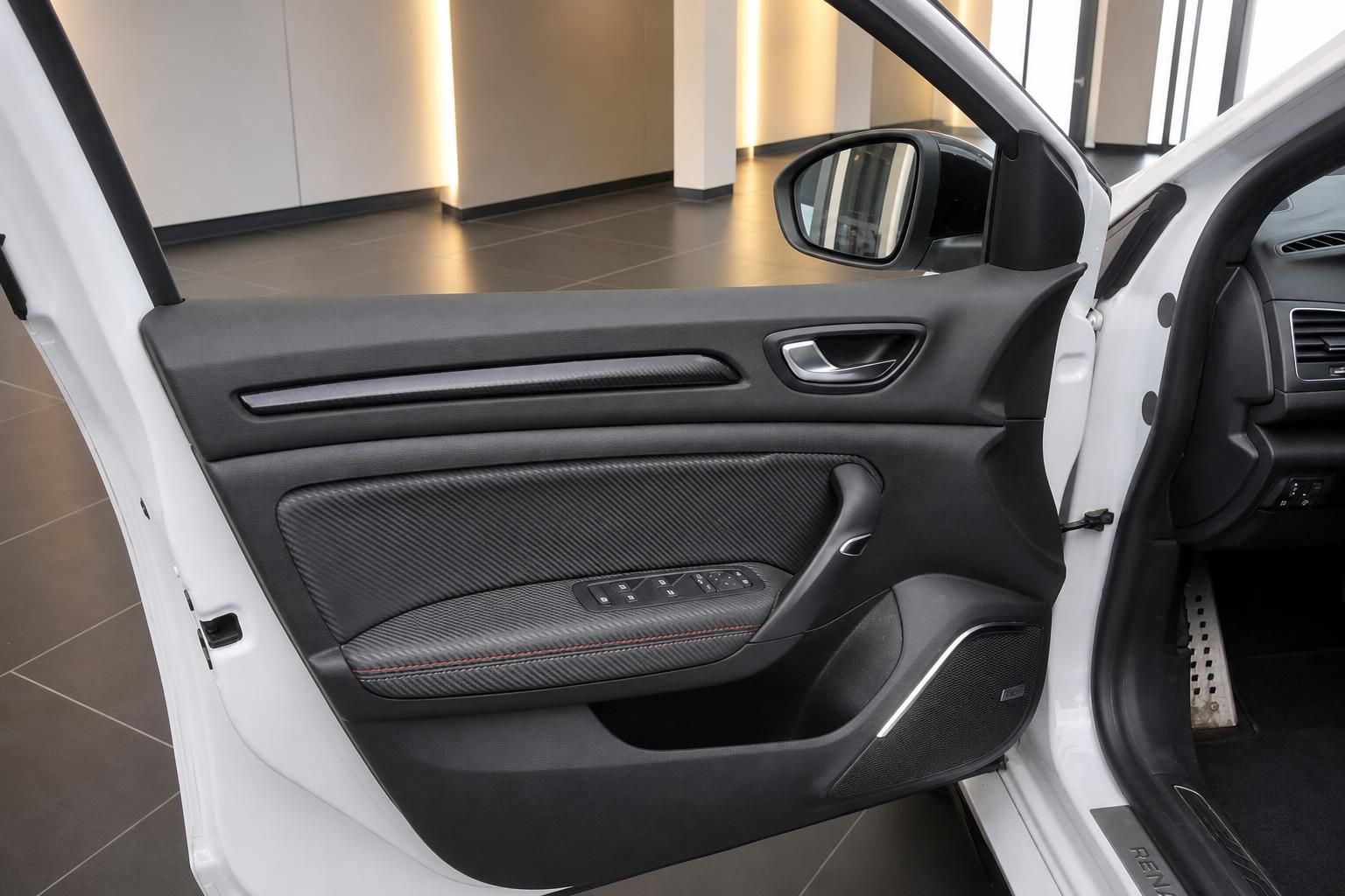 Renault Megane R.S. Türverkleidung und Innenraumdetail mit Carbon-Optik