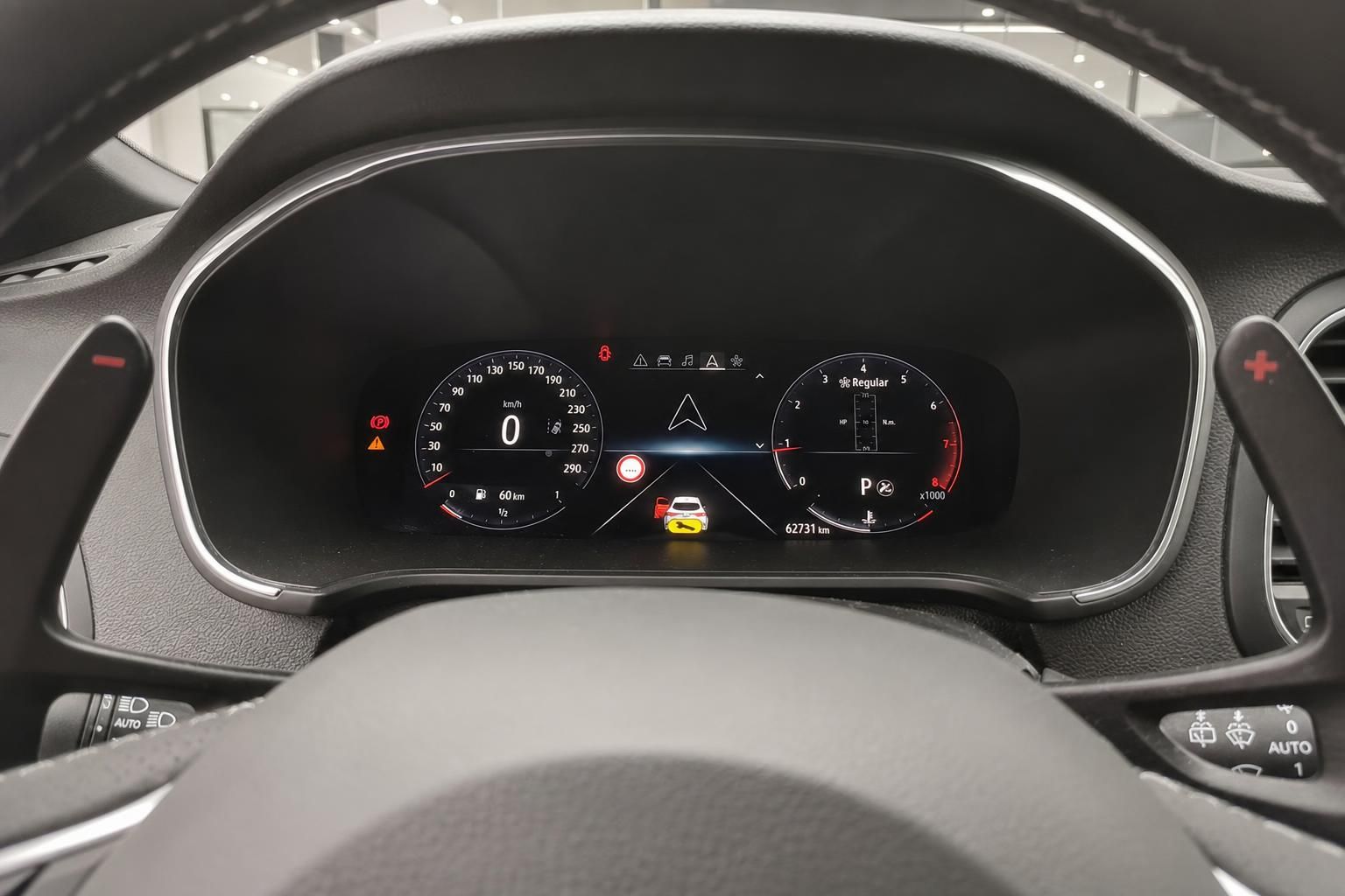 Digitales Kombiinstrument mit Tacho und Kilometerstand im Fahrzeug-Innenraum