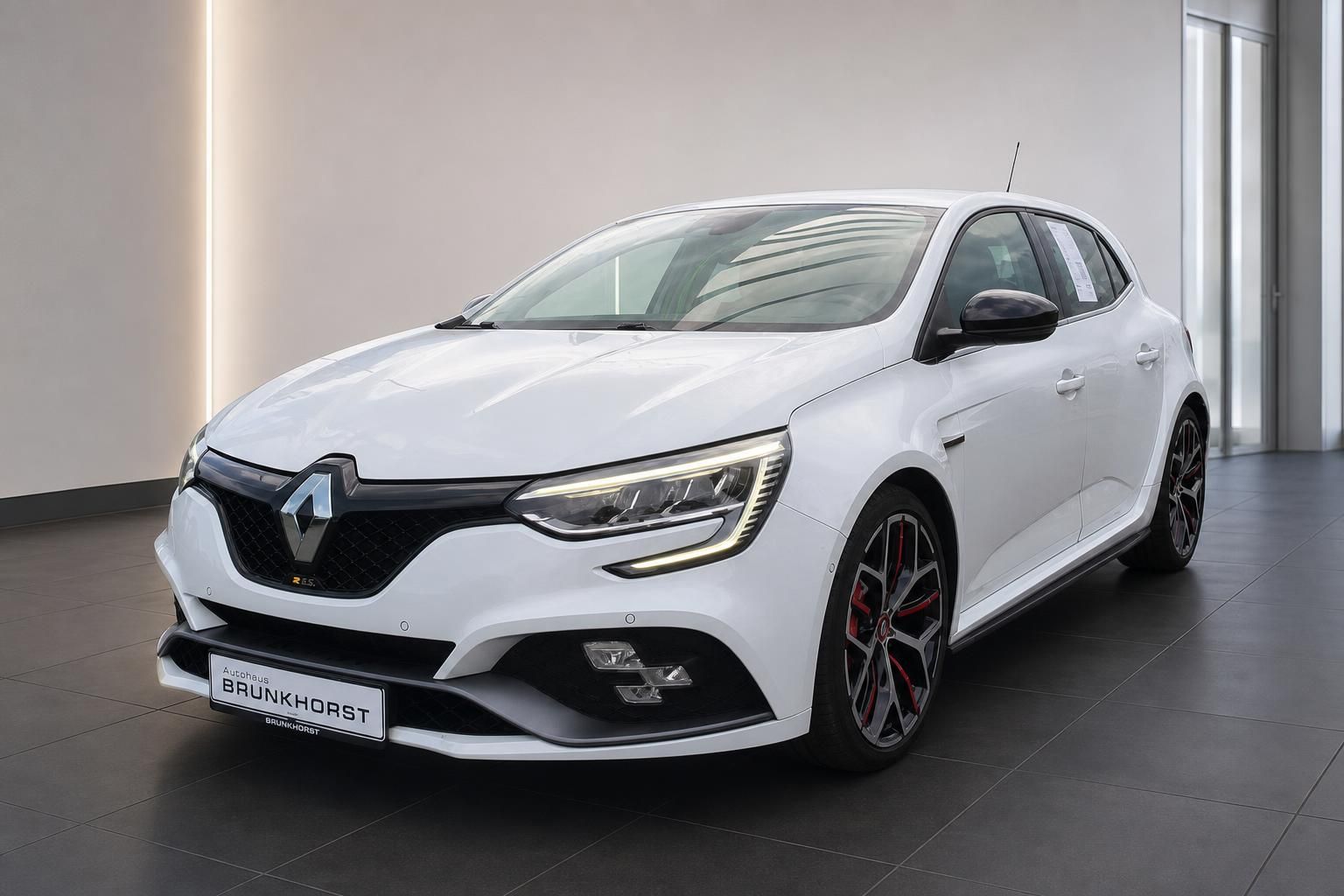 Renault Megane R.S. weiß seitliche Frontansicht mit roten Bremssätteln