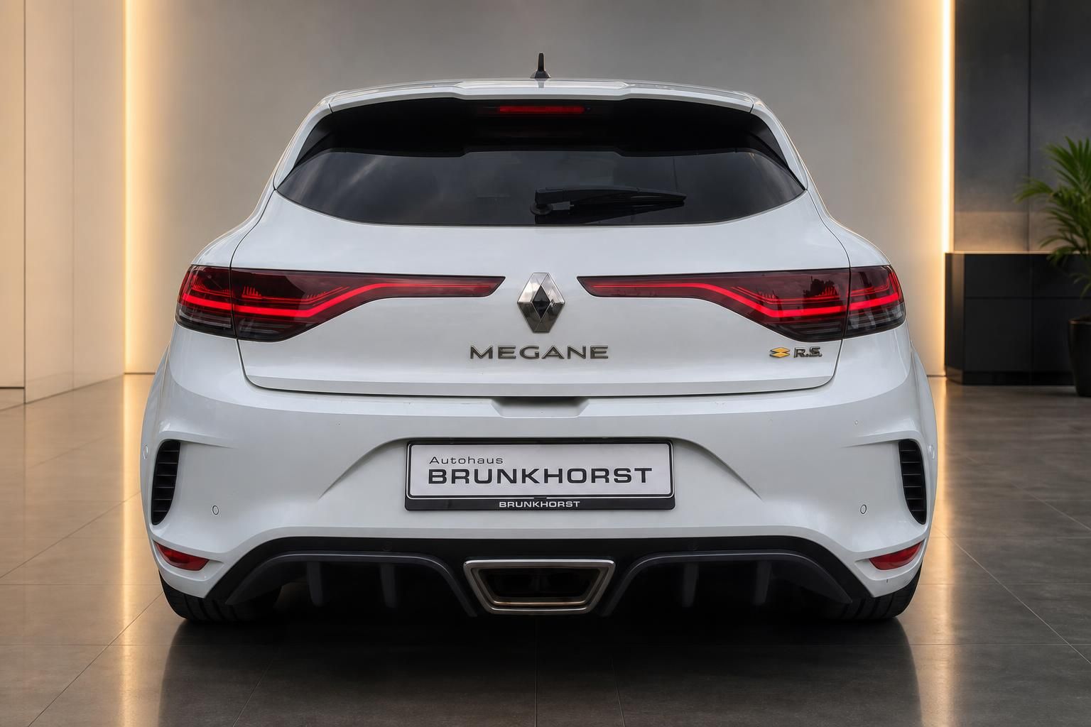 Renault Megane R.S. weiß Heckansicht mit Diffusor und Sportauspuff