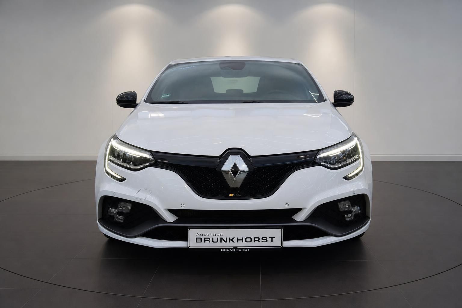 Renault Megane R.S. weiß Frontansicht mit LED-Scheinwerfern im Autohaus