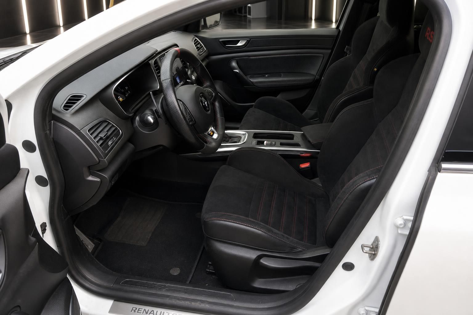 Renault Megane R.S. Innenraum mit Sportsitzen und Alcantara-Lenkrad