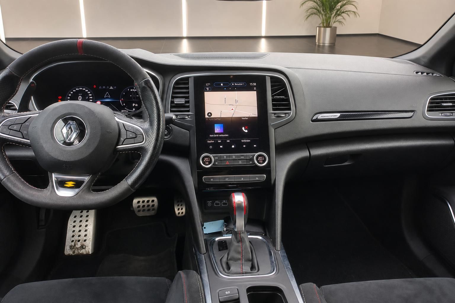 Renault Megane R.S. Cockpit mit Navigationssystem und Sportlenkrad