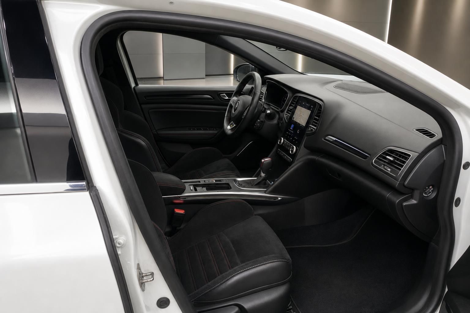 Renault Megane R.S. Innenraum Vordersitze und Cockpit in Schwarz