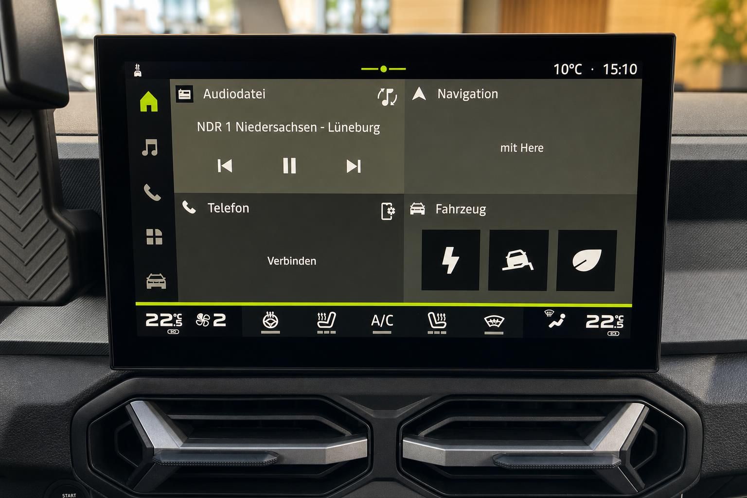 Auto-Infotainment-Display mit Navigation, Audiofunktionen und Klimabedienung im Fahrzeug