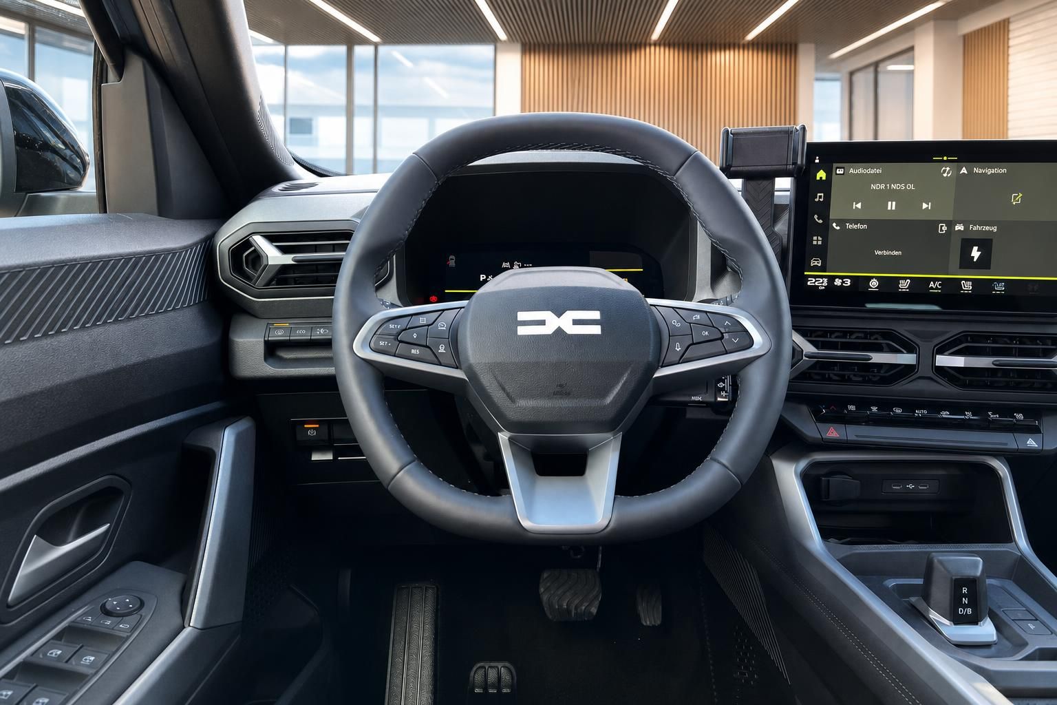 Modernes Fahrzeug-Cockpit mit Lenkrad, digitalem Display und Touchscreen-Infotainmentsystem