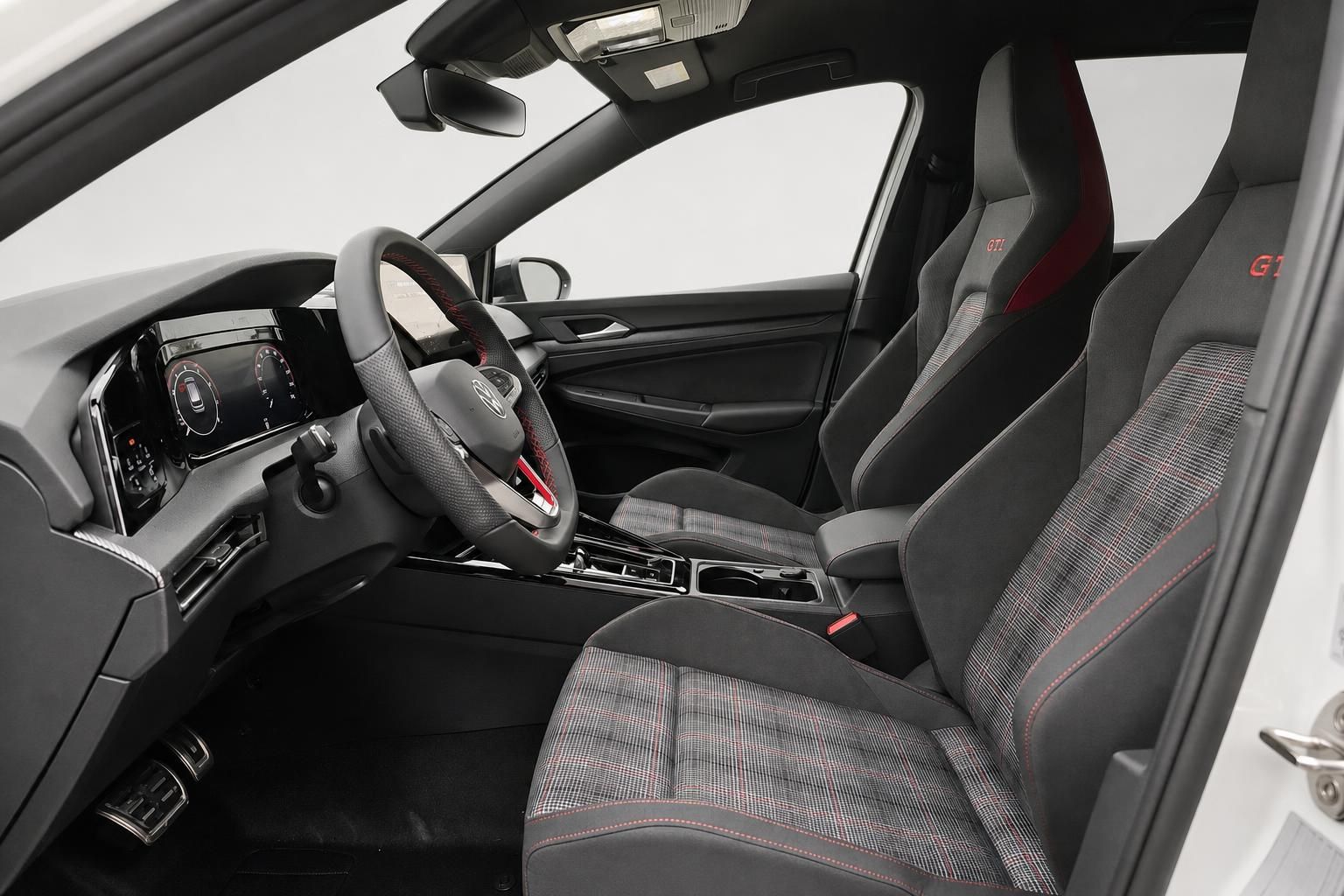 VW Golf GTI Innenraum mit Sportsitzen im GTI-Karomuster und Lederlenkrad