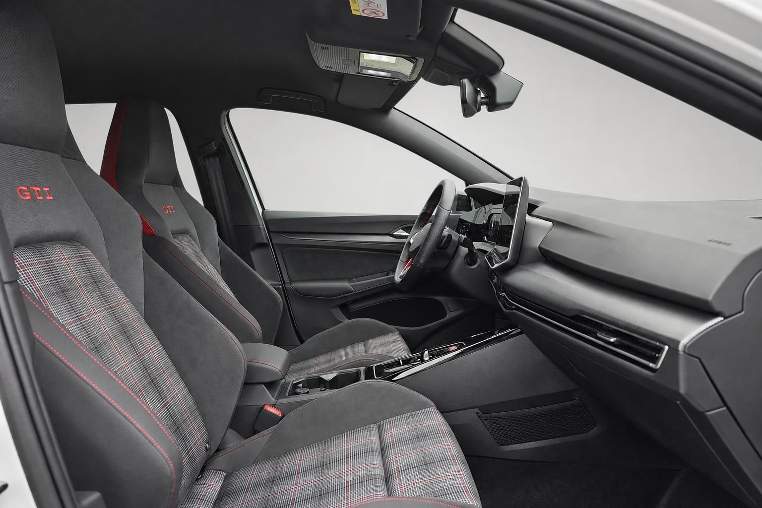 VW Golf GTI Cockpit mit Sportsitzen, Lenkrad und digitalem Cockpit-Display