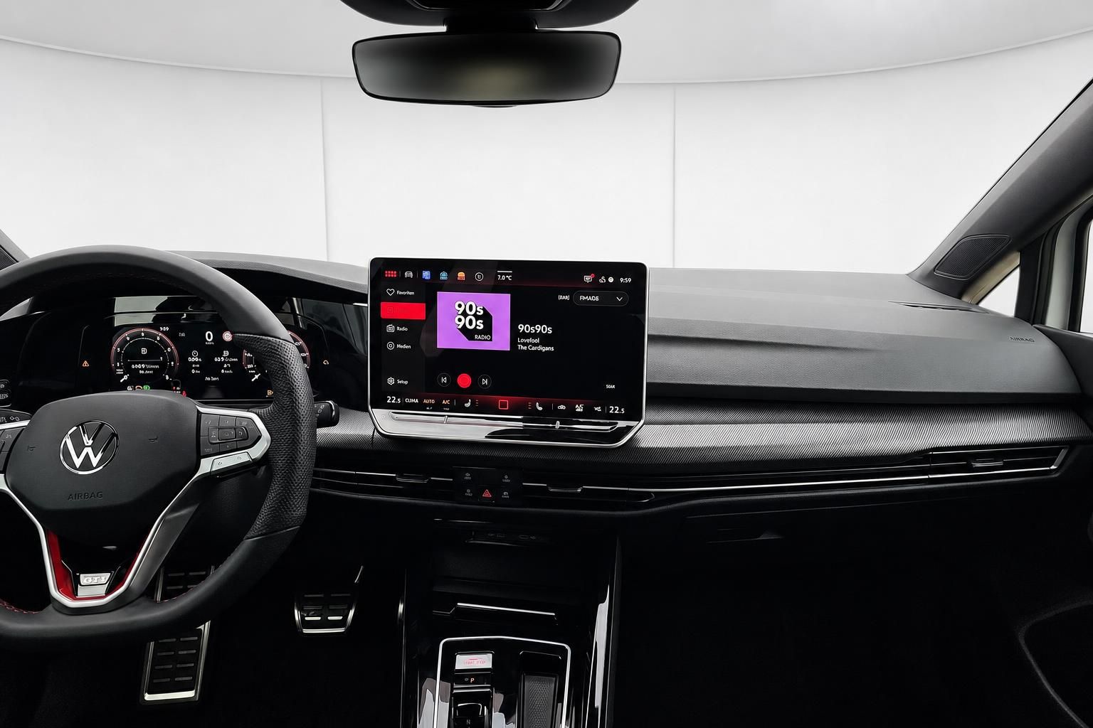 VW Golf GTI Innenraum mit Infotainment-Touchscreen und Lenkrad im Detail