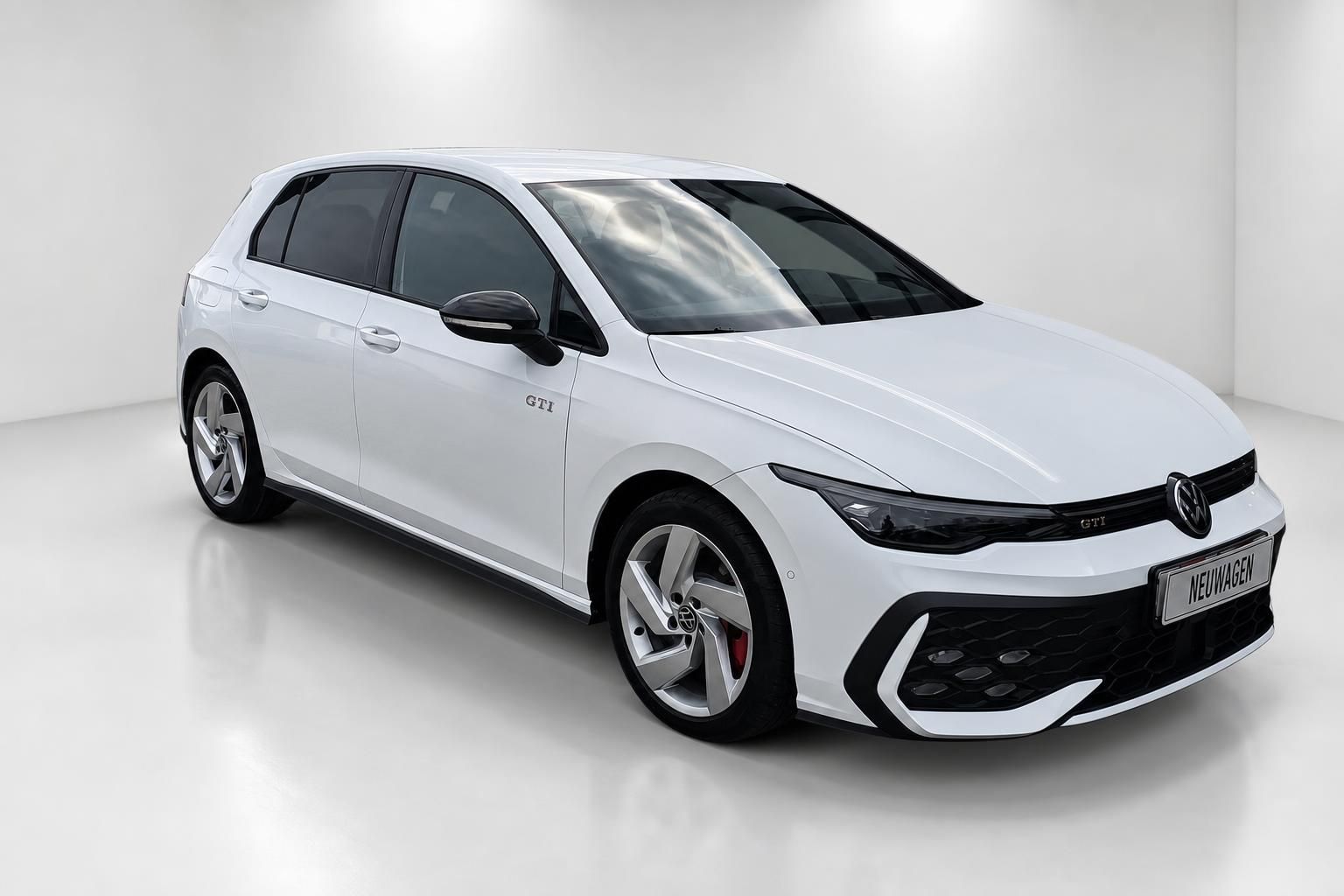 VW Golf GTI weiß Frontansicht schräg mit Sportfelgen