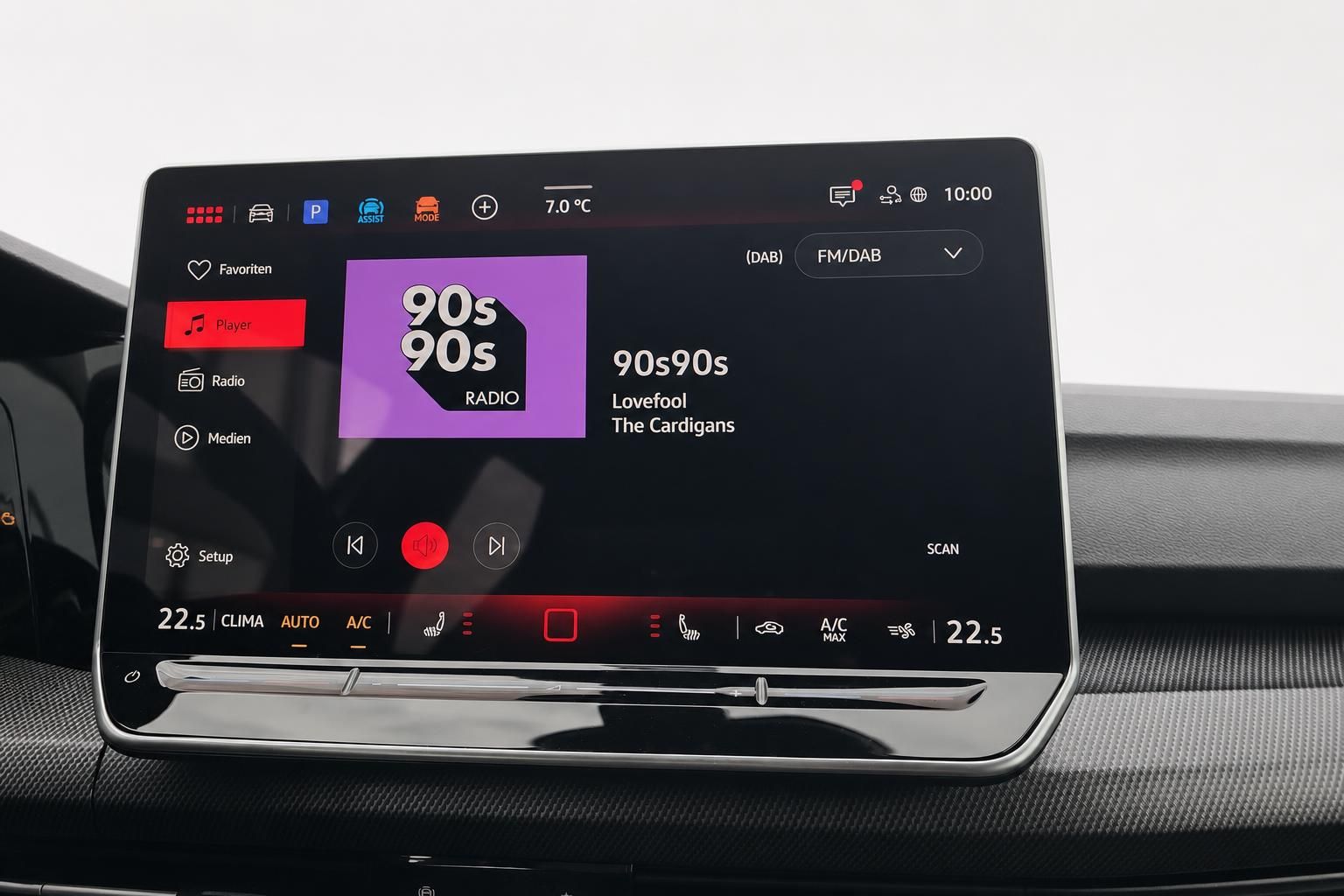 VW Golf GTI Infotainment-Touchscreen mit Radio- und Klimabedienung im Detail