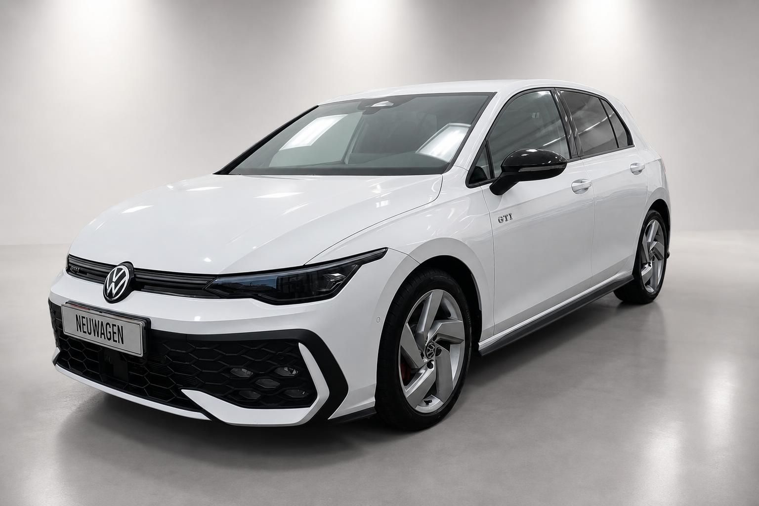 VW Golf GTI weiß Frontansicht schräg im Studio