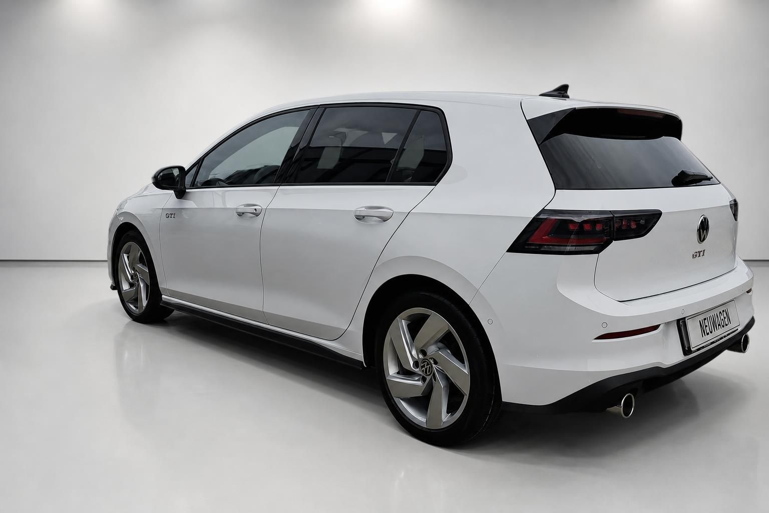 VW Golf GTI weiß Heckansicht mit LED-Rückleuchten