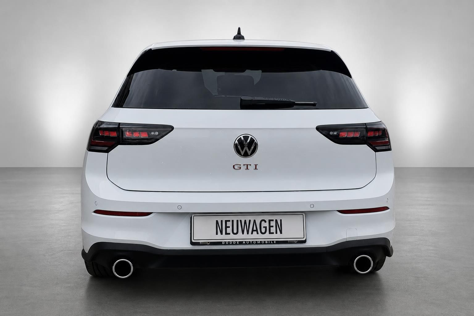 VW Golf GTI weiß Heckansicht mit Doppelendrohren