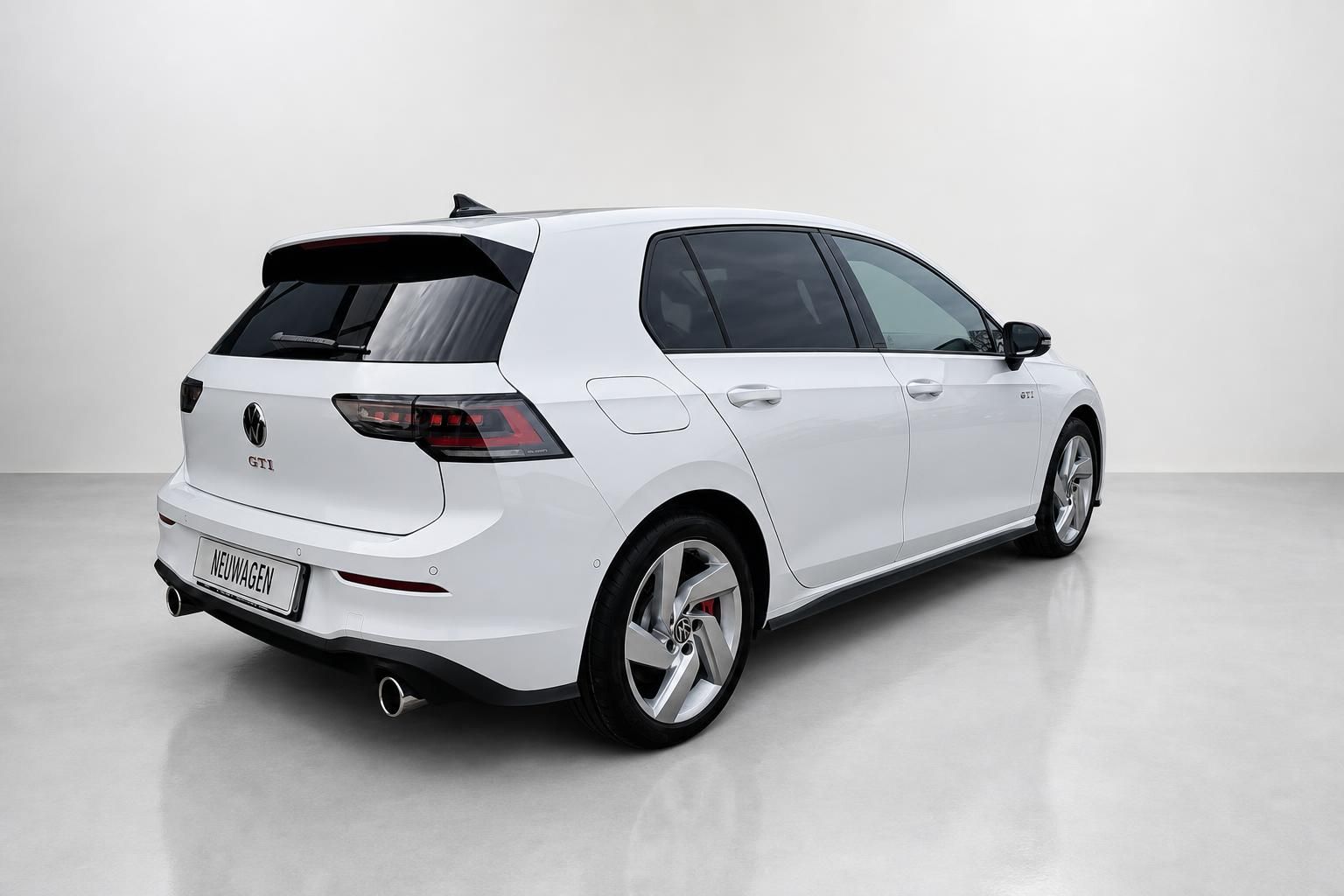 VW Golf GTI weiß Heckansicht seitlich im Studio