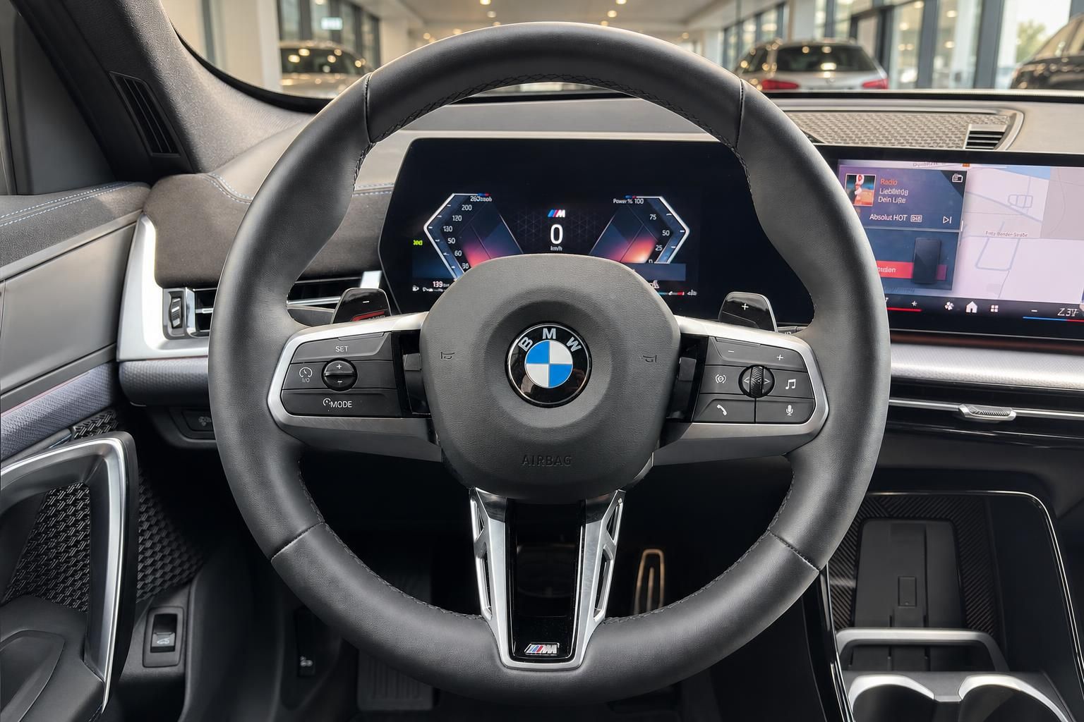 BMW X1 Innenraum M Lenkrad und digitales Kombiinstrument