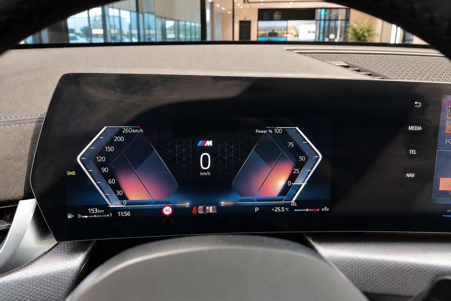 Digitales BMW M Kombiinstrument mit Tacho und Leistungsanzeige
