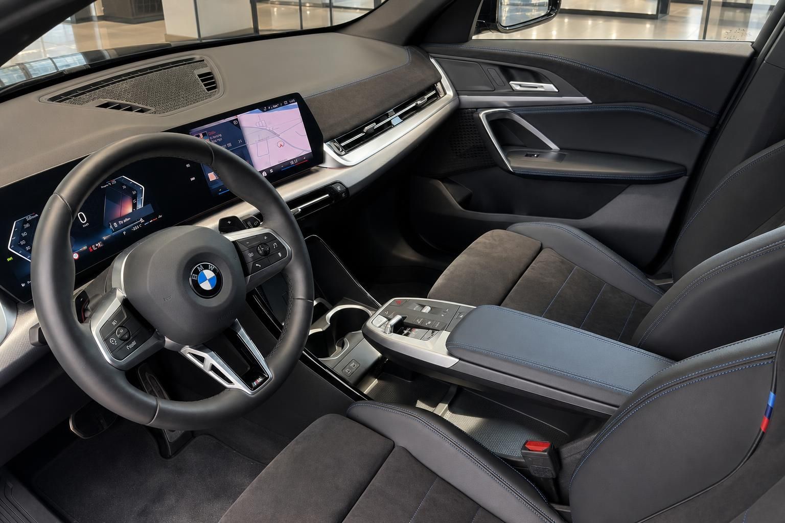 BMW Cockpit mit Lenkrad, Digitaltacho und Sportsitzen in Alcantara