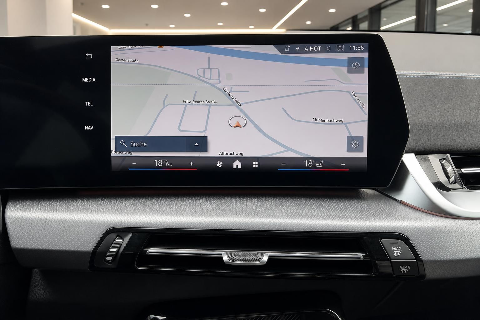 BMW Infotainment Display mit Navigationskarte und Klimabedienung