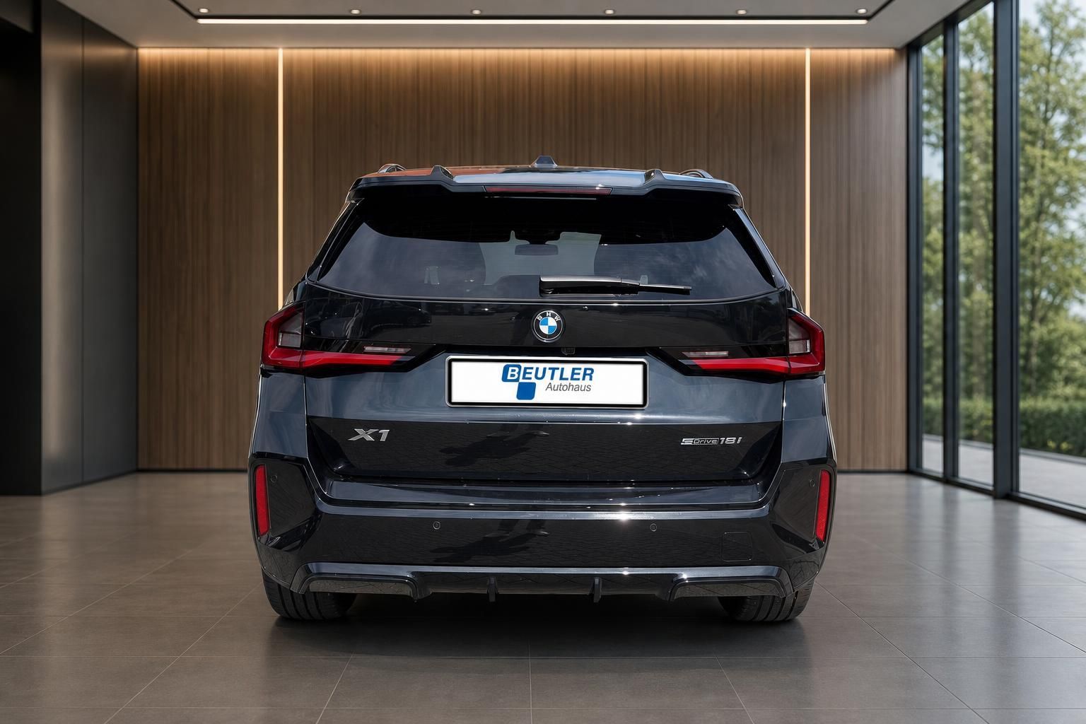 BMW X1 sDrive18i schwarz Heckansicht im Showroom