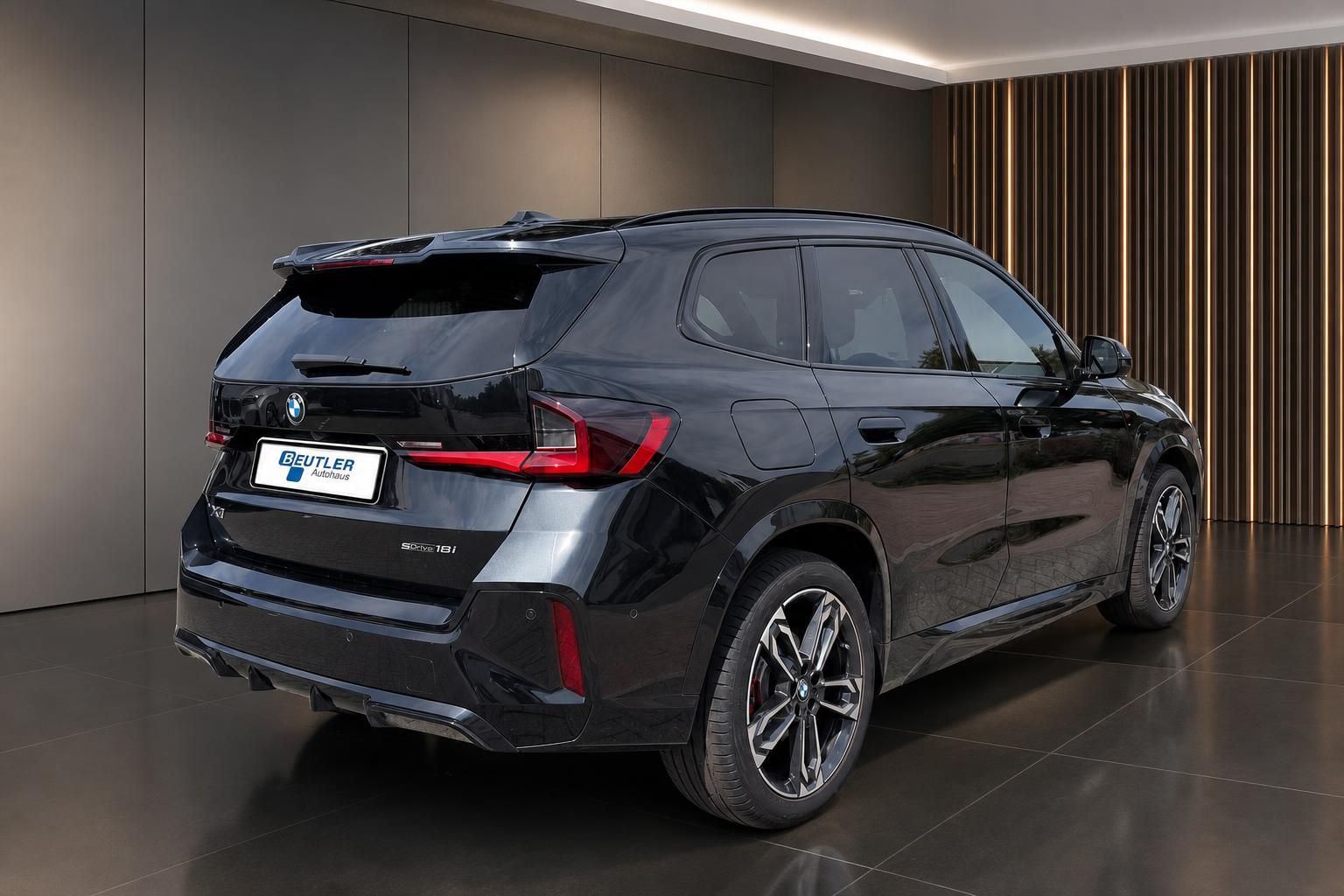 BMW X1 sDrive18i schwarz Heck seitlich im Autohaus