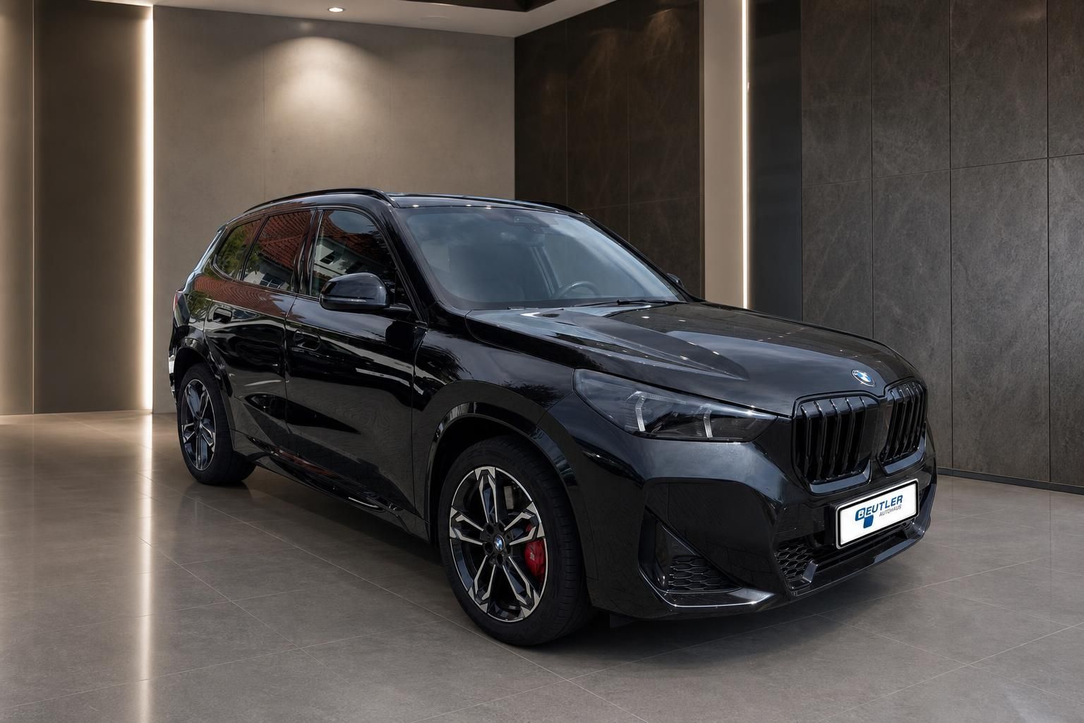 BMW X1 schwarz metallic Frontansicht seitlich im Autohaus Beutler