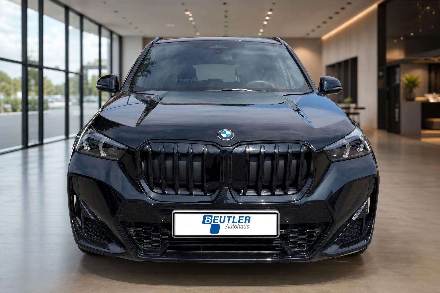 BMW X1 schwarz Frontansicht mit Kühlergrill im Autohaus