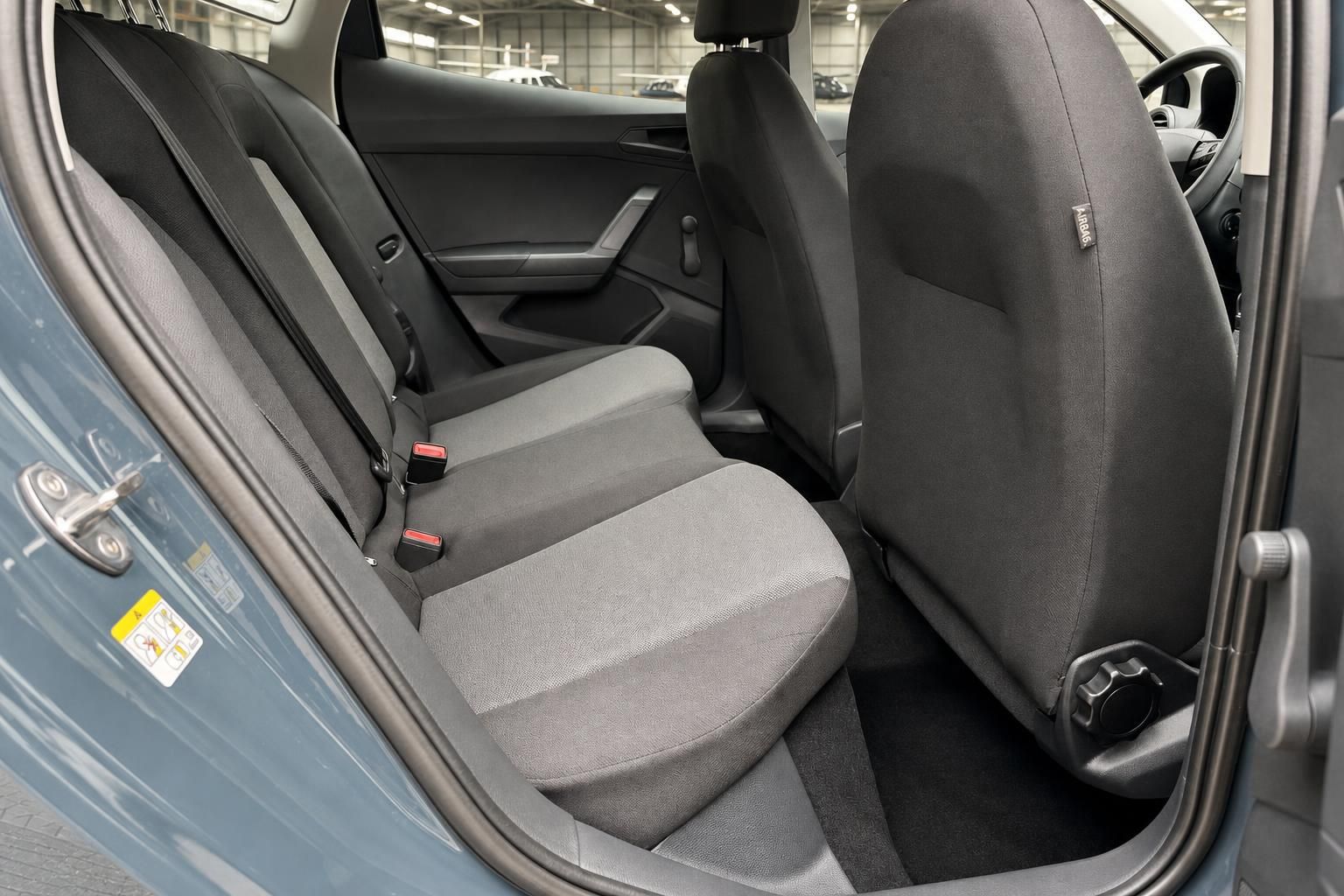 Graue Rücksitze im Fahrzeuginnenraum mit Stoffbezug
