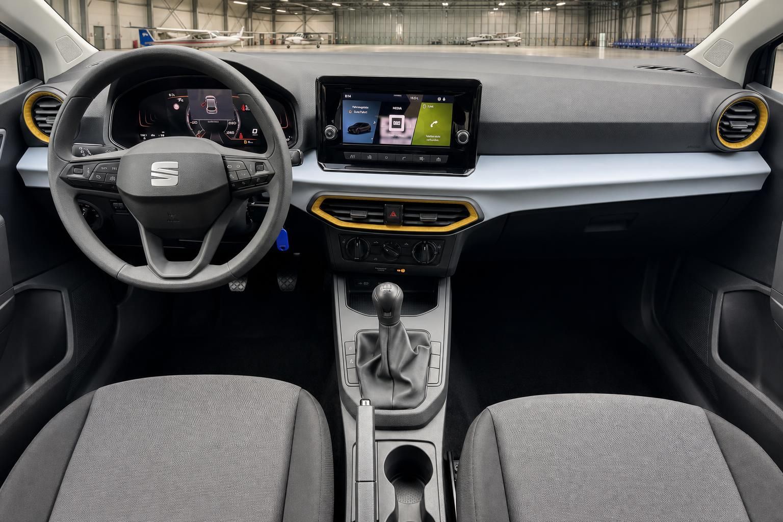 Seat Armaturenbrett mit Touchscreen und gelben Akzenten im Innenraum