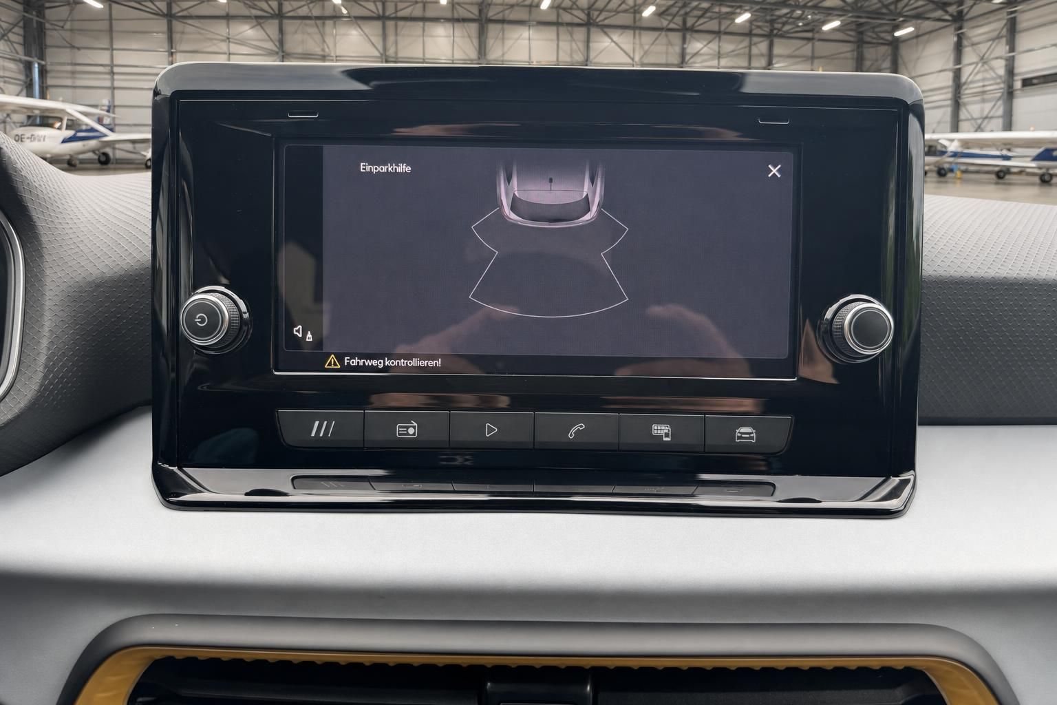 SEAT Infotainment-System mit Einparkhilfe-Anzeige und Touchscreen-Bedienung