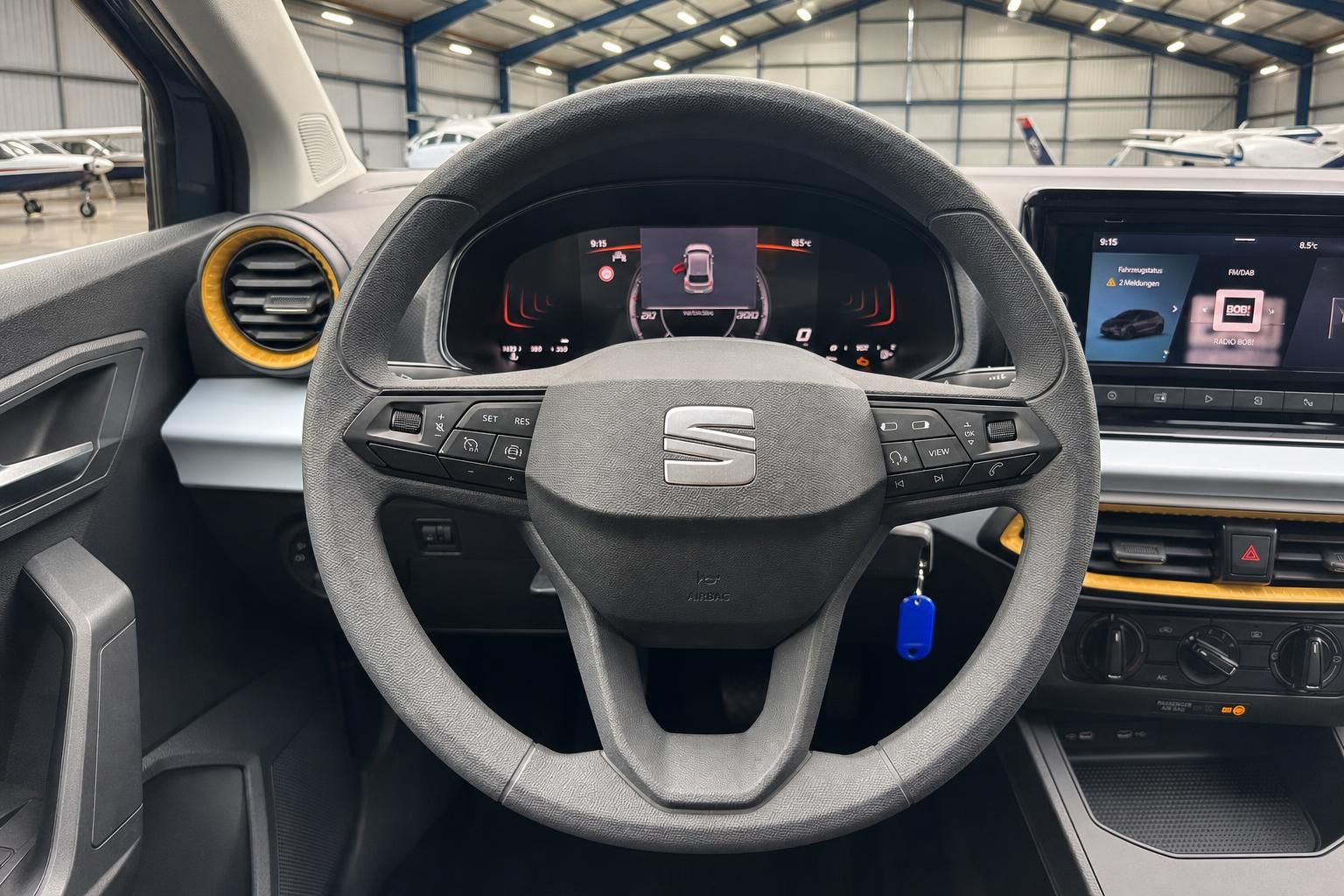 SEAT Fahrzeug Innenraum Cockpit mit Lenkrad, digitalem Tacho und Infotainment-Display