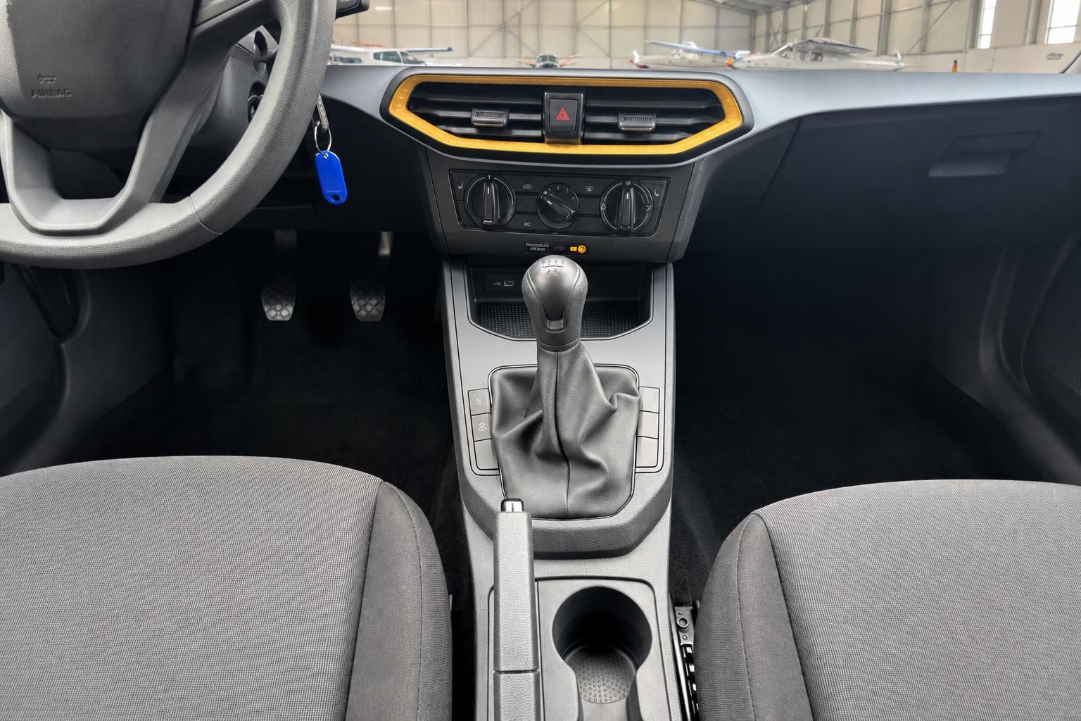 SEAT Fahrzeug Mittelkonsole mit Schaltknauf, Klimabedienung und orangenen Designelementen