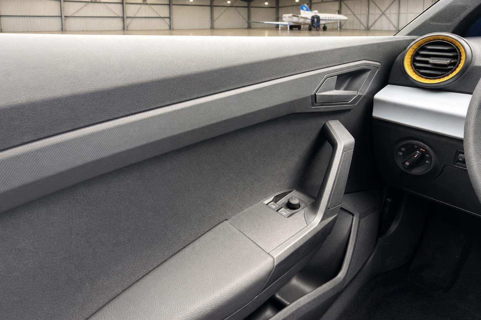 SEAT Fahrzeug Türverkleidung mit elektrischen Fensterhebern und orangenen Akzenten