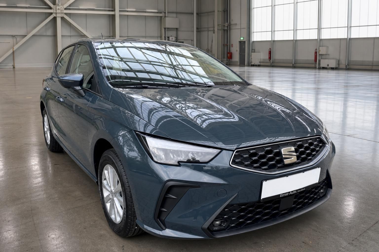 Seat Ibiza Schrägansicht vorne links in grau-blau in Hangar