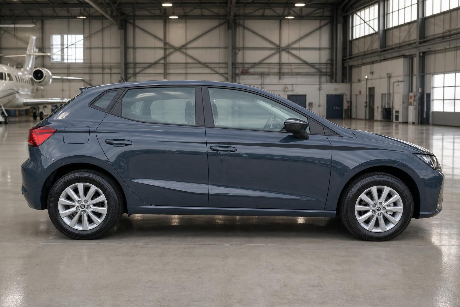 Seat Ibiza Kleinwagen in grau-blau, rechte Fahrzeugseite in Hangar