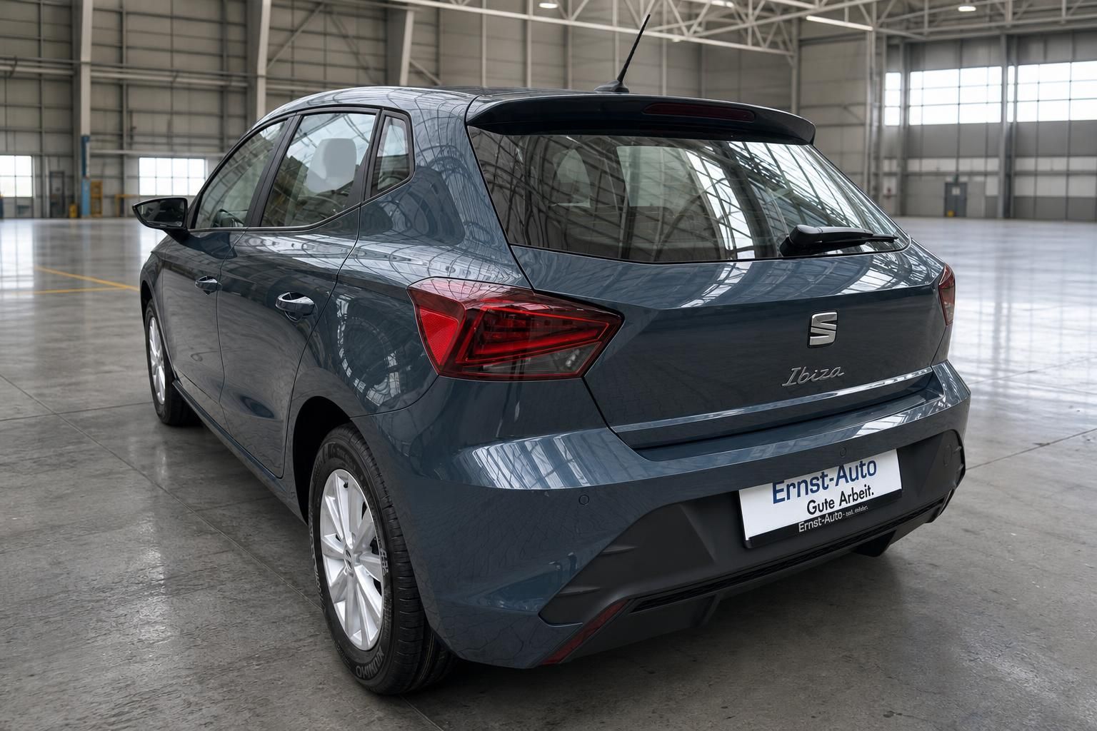 Seat Ibiza Heckansicht in grau-blau in Ausstellungshalle