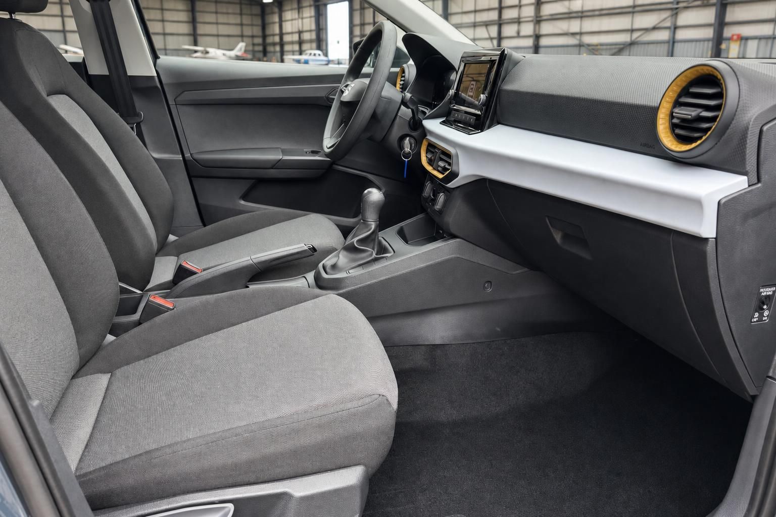 Moderner Fahrzeuginnenraum mit grauer Ausstattung und Touchscreen-Display