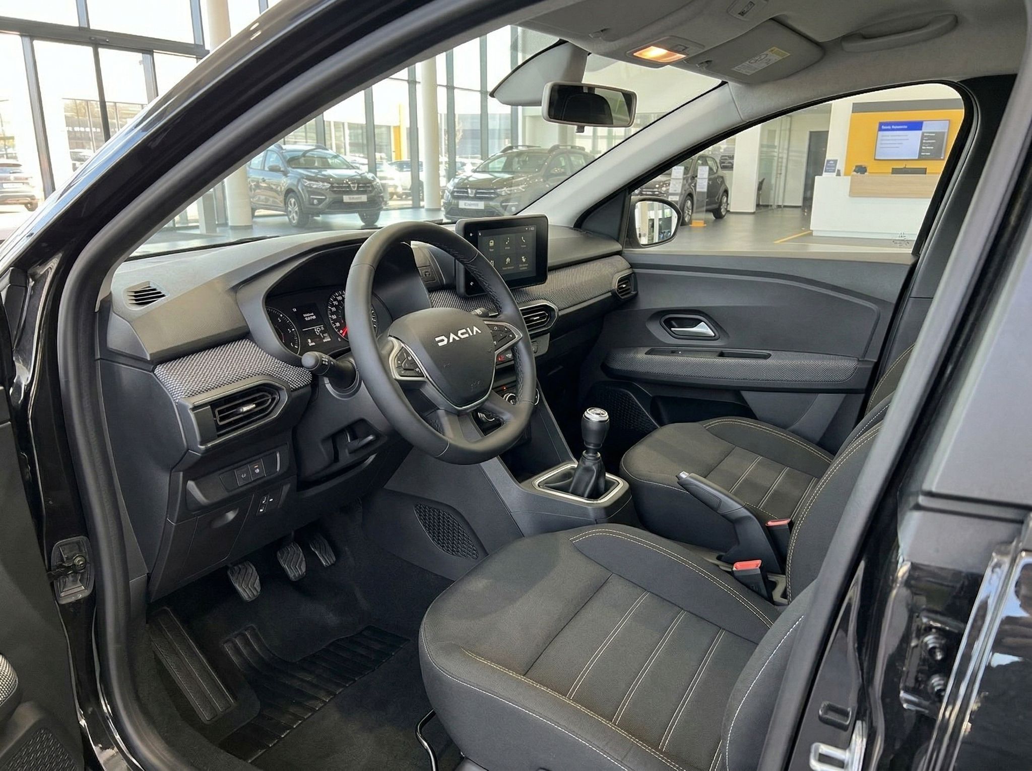 Dacia Innenraum schwarz mit Lenkrad Armaturenbrett und Schaltgetriebe