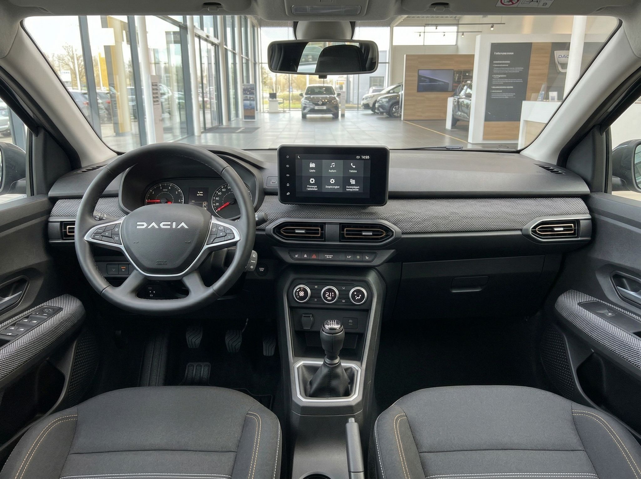 Dacia Innenraum mit schwarzem Armaturenbrett, Touchscreen und Schaltgetriebe