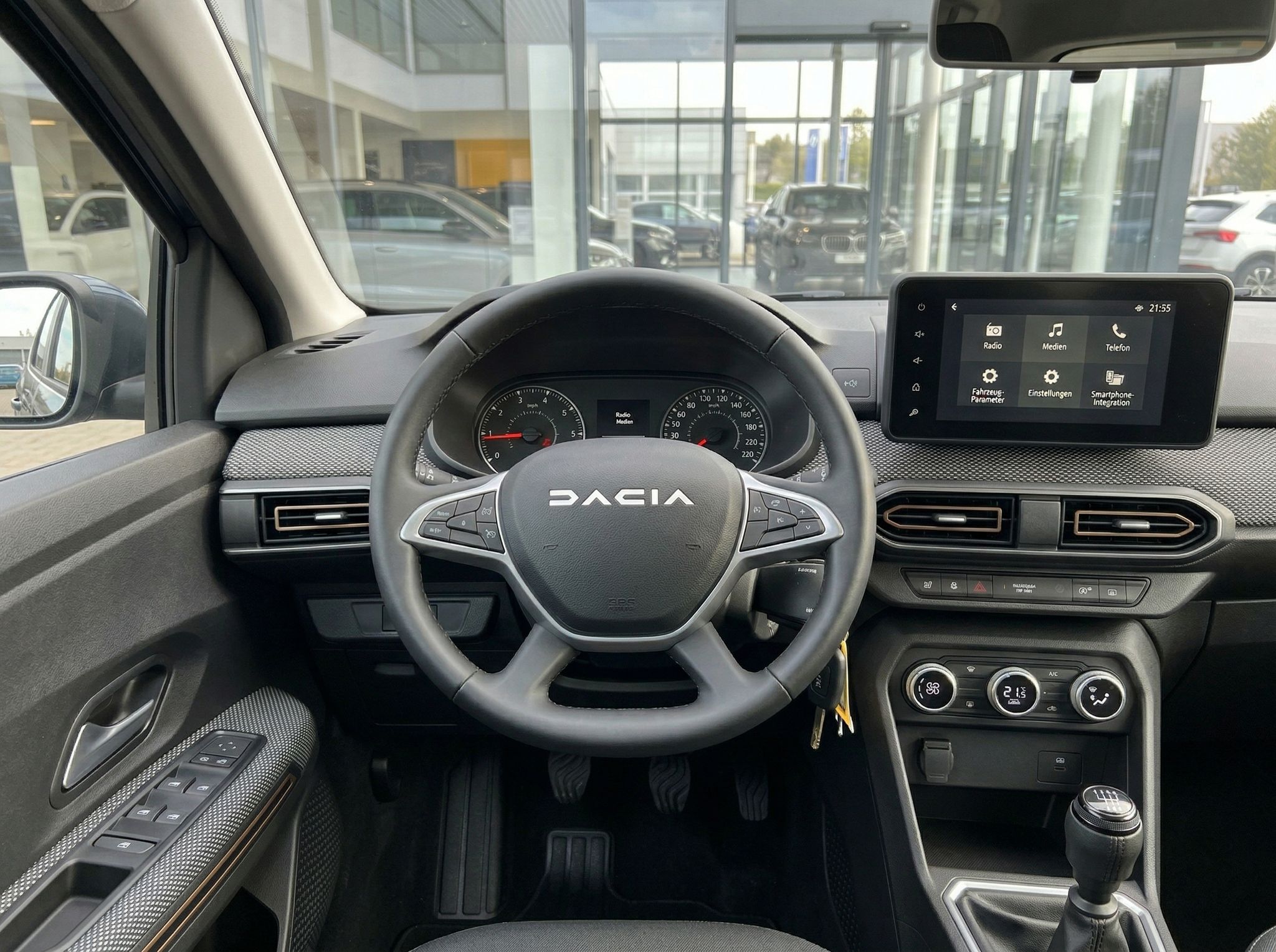 Dacia Cockpit mit Lenkrad, Tacho und Infotainment-Display im Autohaus