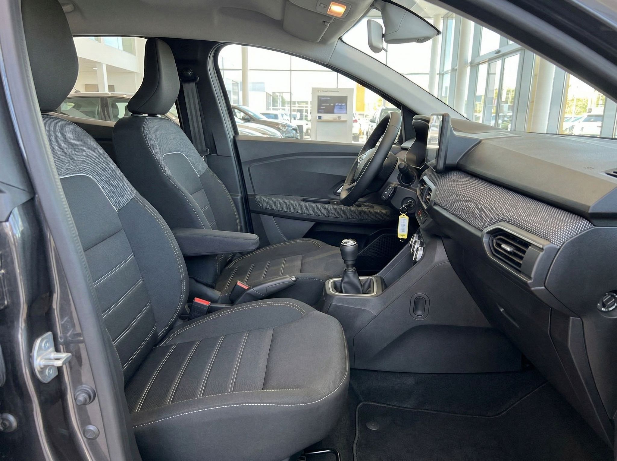 Dacia Innenraum mit grauen Sportsitzen und Mittelkonsole