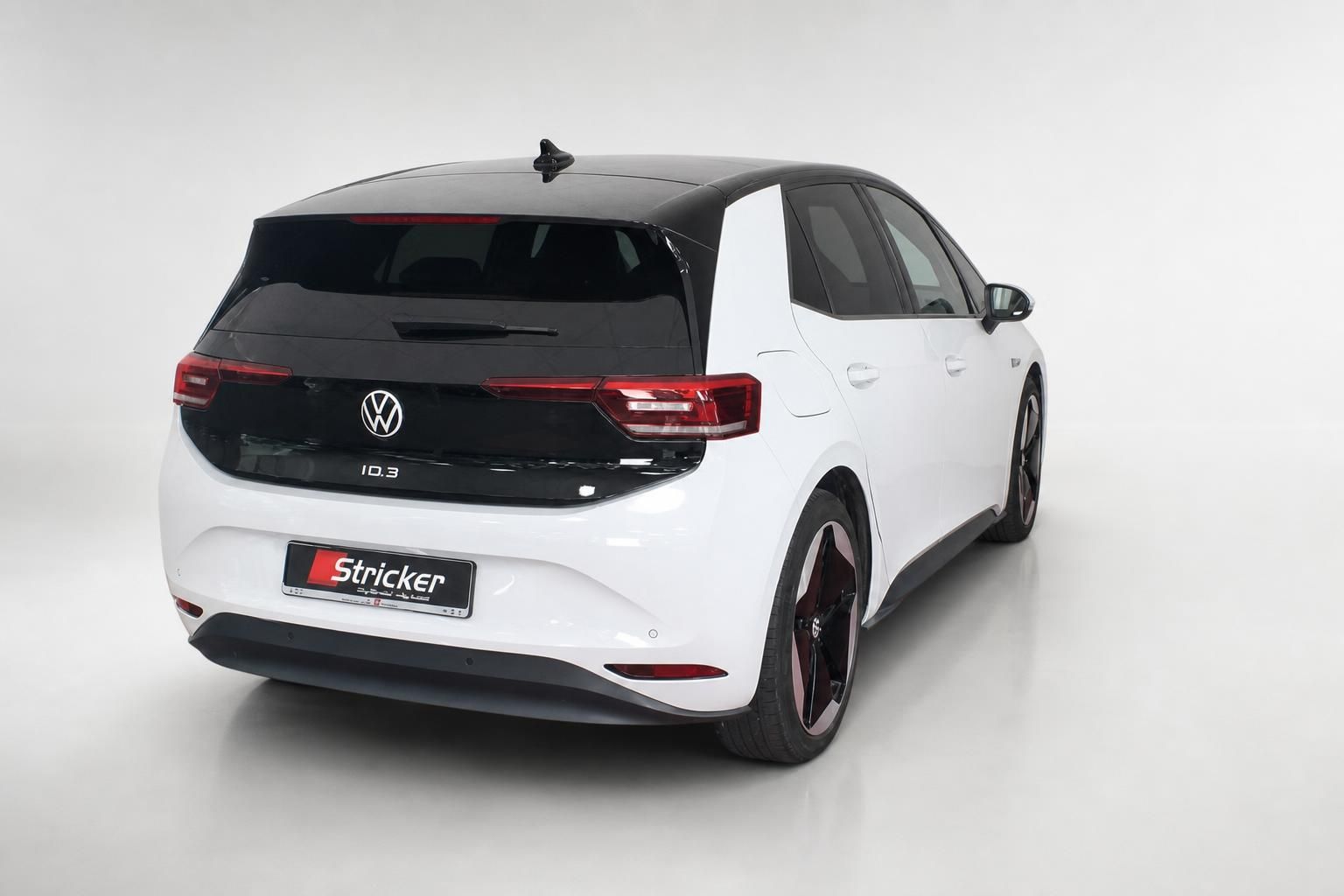 VW ID.3 weiß mit schwarzem Dach, Heckansicht im Studio