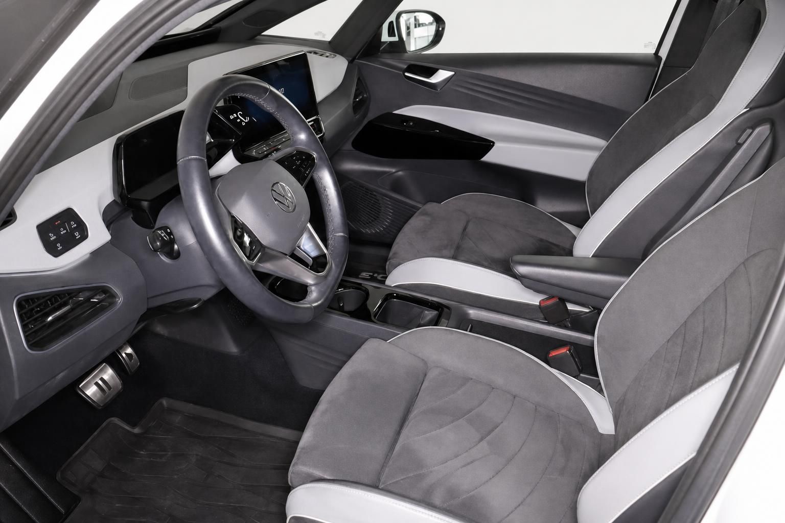 VW ID.3 Innenraum mit Lenkrad und Sportsitzen in Grau