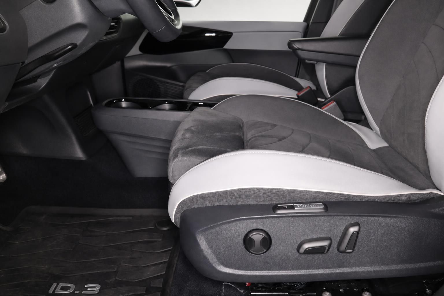VW ID.3 Vordersitze im Detail mit Sitzverstellung