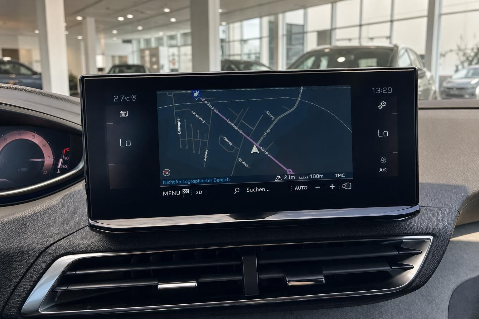 Peugeot Navigationssystem Infotainment-Display mit Kartenansicht im Fahrzeuginnenraum