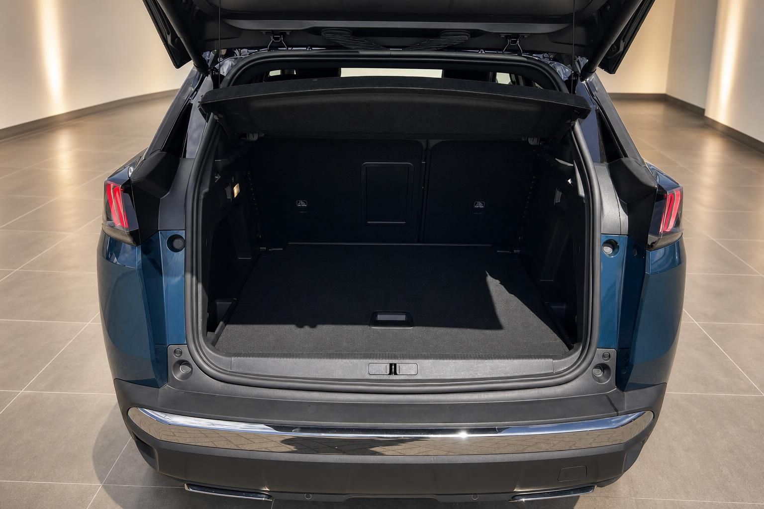 Peugeot SUV blau geöffneter Kofferraum mit großem Laderaum von hinten im Autohaus
