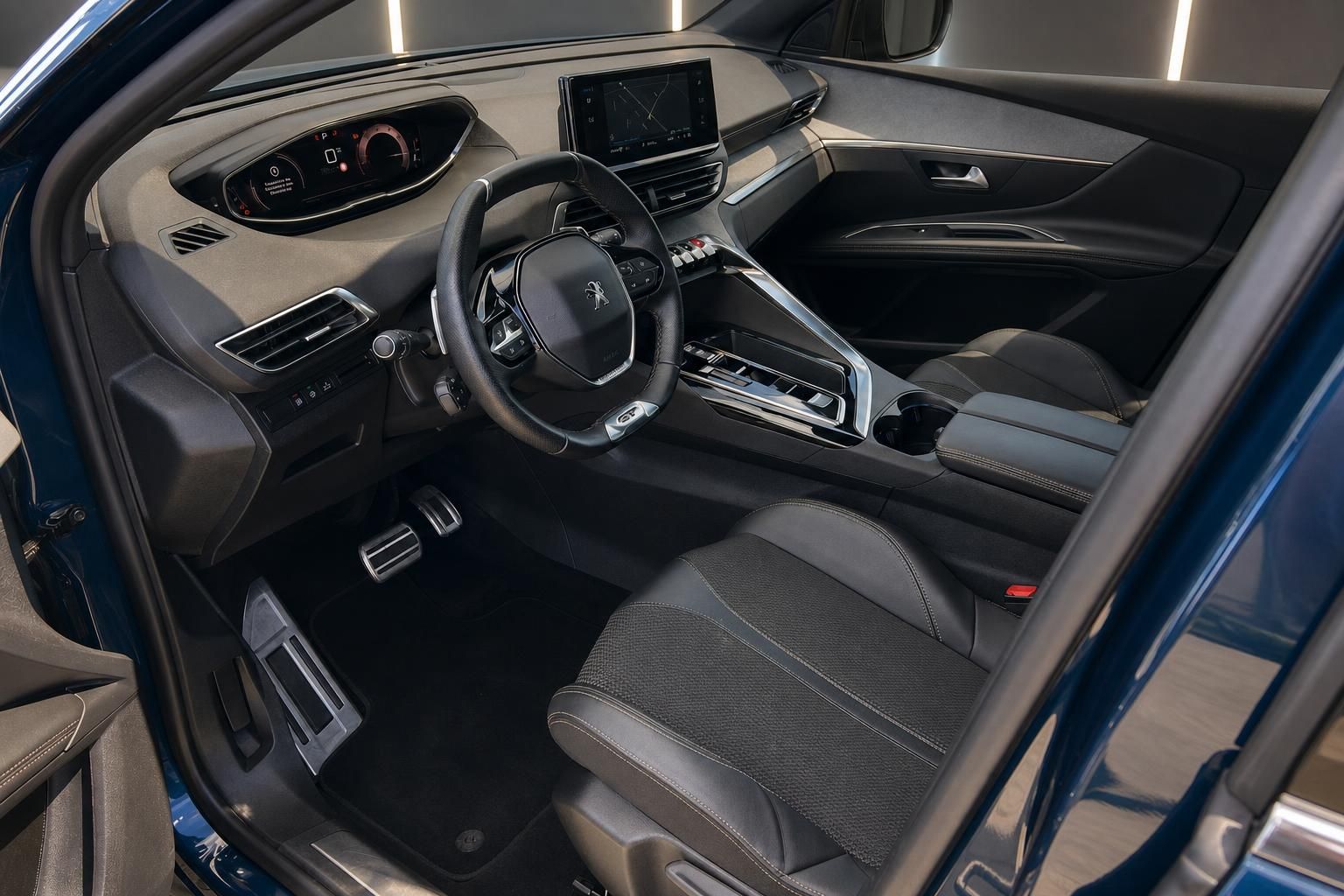 Peugeot 3008 GT Innenraum Fahrersitz mit Lenkrad, Pedale und Mittelkonsole