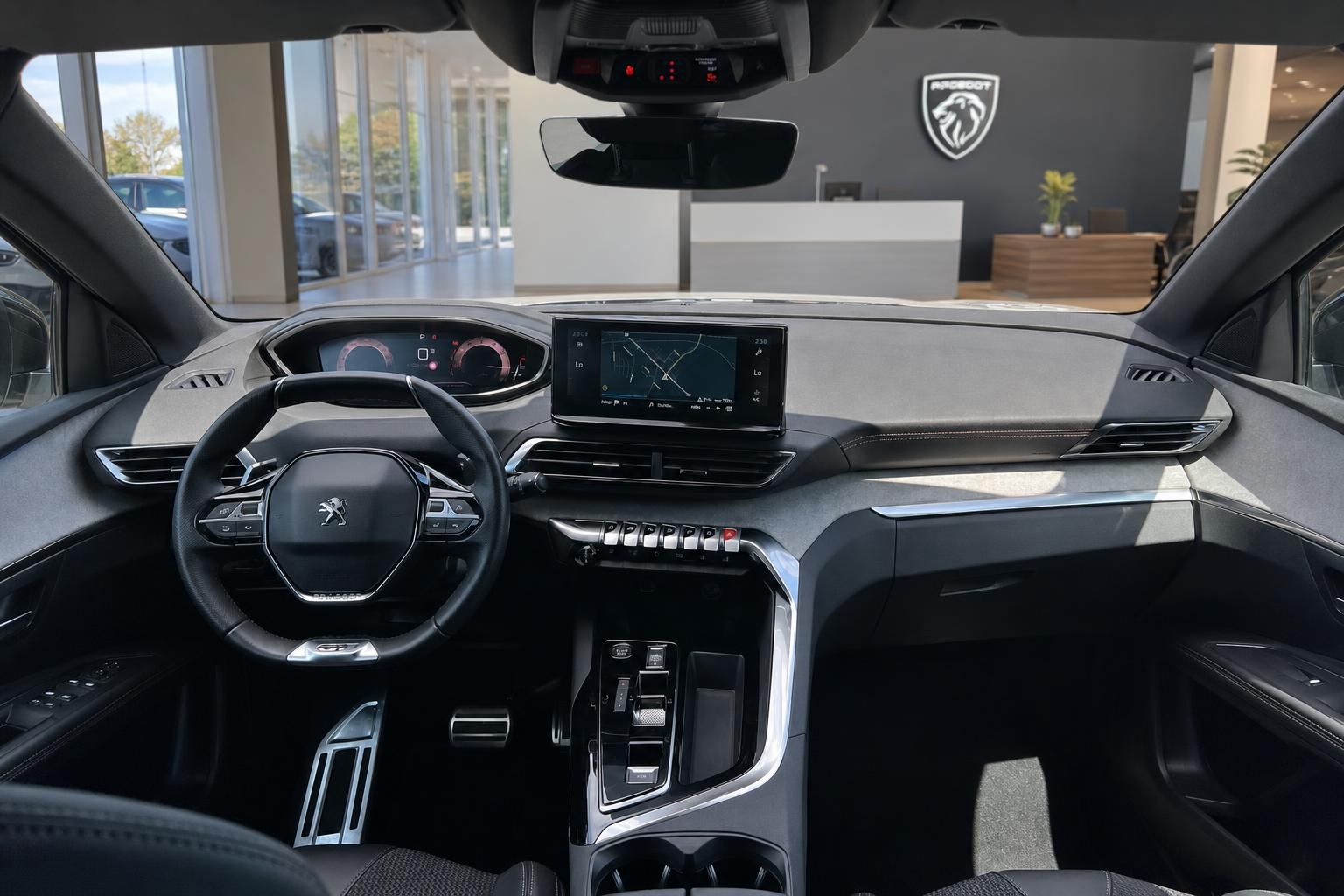 Peugeot 3008 GT Innenraum Cockpit mit Lenkrad und Touchscreen-Navigation