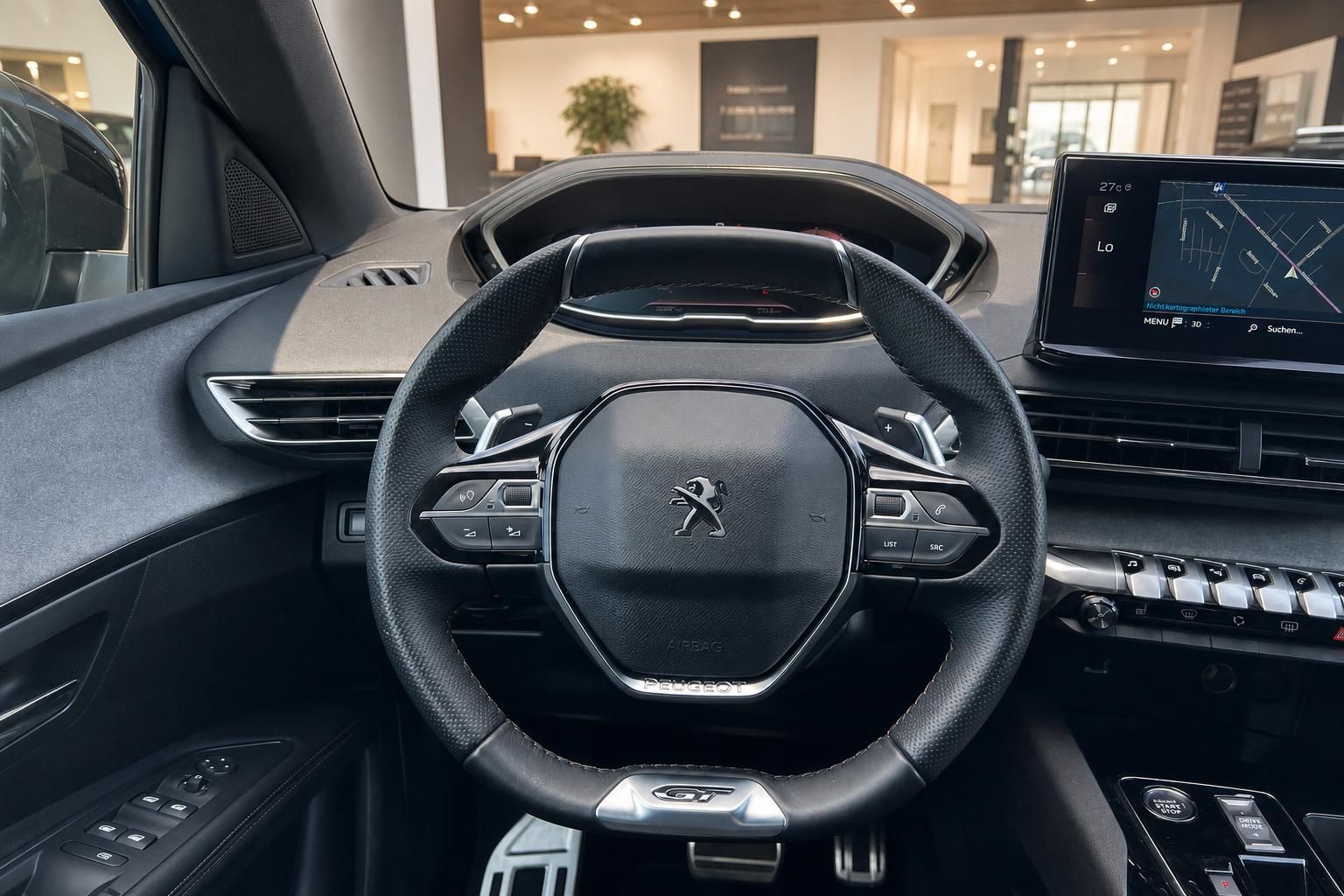 Peugeot GT Lenkrad mit i-Cockpit, Multifunktionstasten und Touchscreen-Navigation im Innenraum